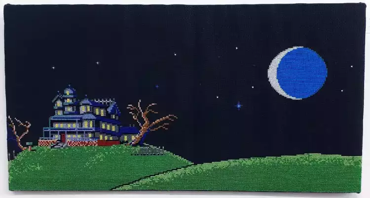 Broderie au point de croix, représentation de l’intro de Maniac Mansion (jeu vidéo conçu par Ron Gilbert et Gary Winnick) dans sa version Amiga.