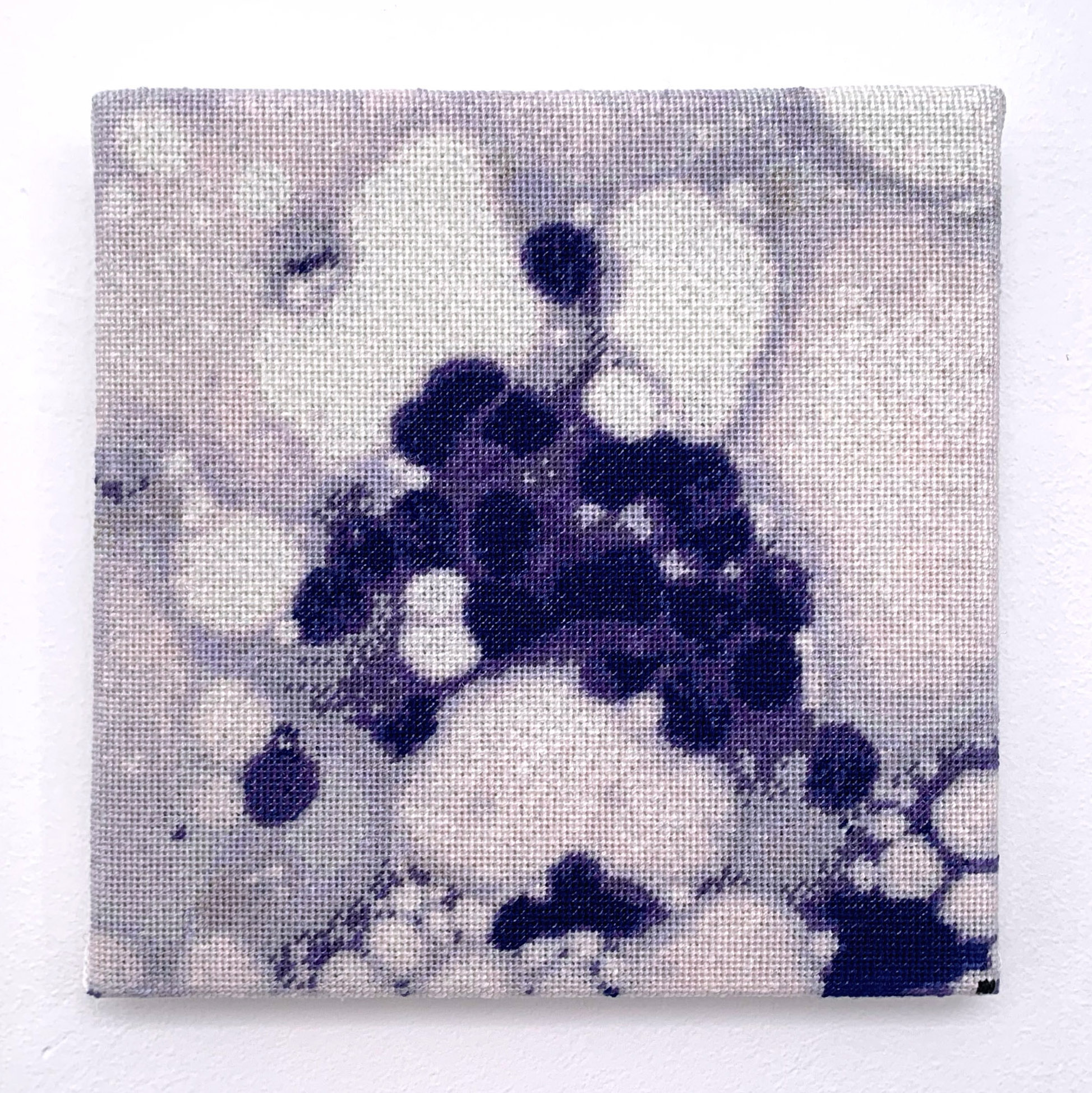  / Embroidered representation of epithelial cells arranged in groups or as single cells in a mucoid material. Art by artist Marine Beaufils.