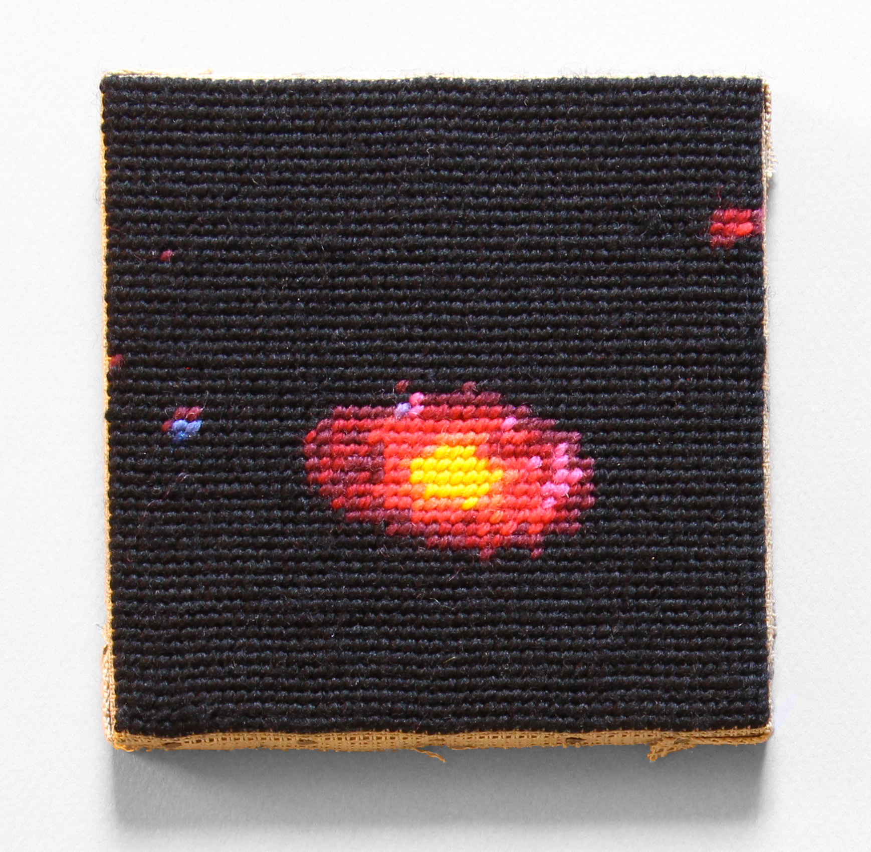  / Tapisserie à l’aiguille au petit point représentant une galaxie située dans le *Champ profond de Hubble*. Œuvre de l’artiste Marine Beaufils.