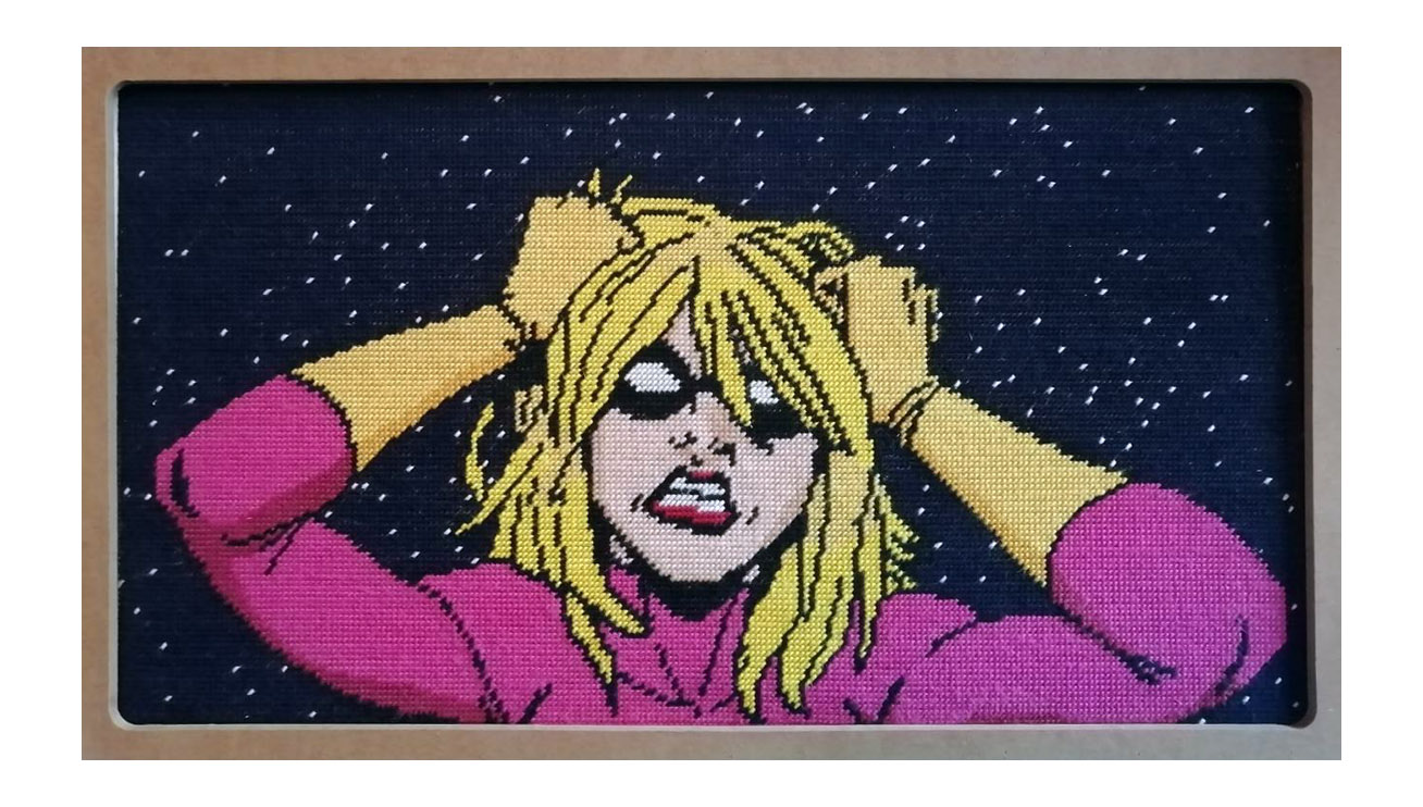  / Tapisserie à l’aiguille au petit point du personnage Luna Romy alias It Girl (créée par Mike Allred). Œuvre de l’artiste Marine Beaufils.