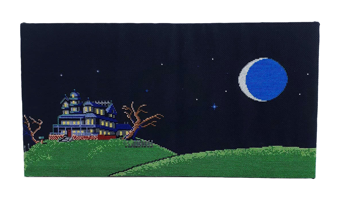  / Broderie au point de croix d’après l’intro de *Maniac Mansion* (jeu vidéo conçu par Ron Gilbert et Gary Winnick) dans sa version Amiga. Œuvre de l’artiste Marine Beaufils.