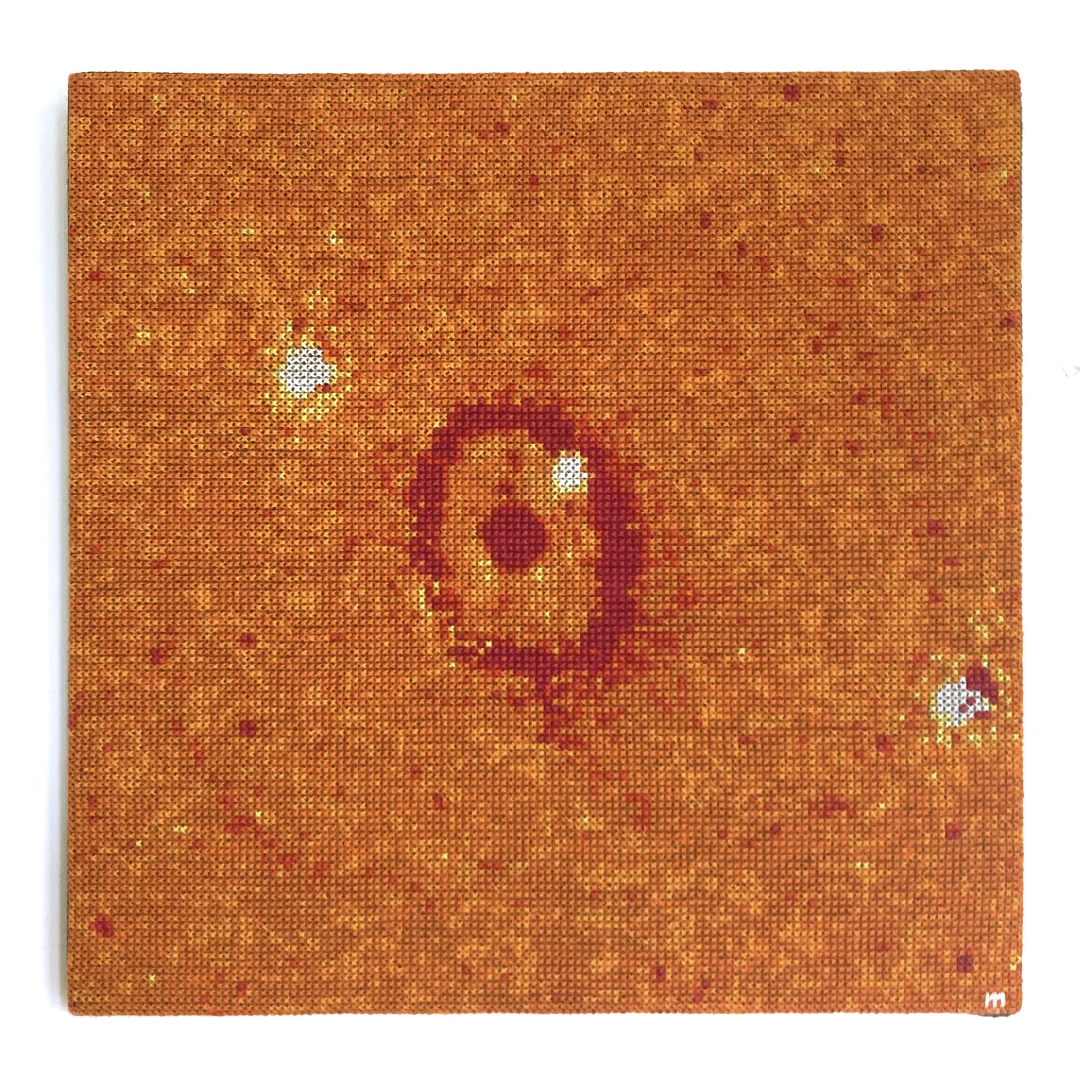  / Représentation brodée au point de croix de la supernova 1987A, d’après une prise de vue de Hubble. Œuvre de l’artiste Marine Beaufils.