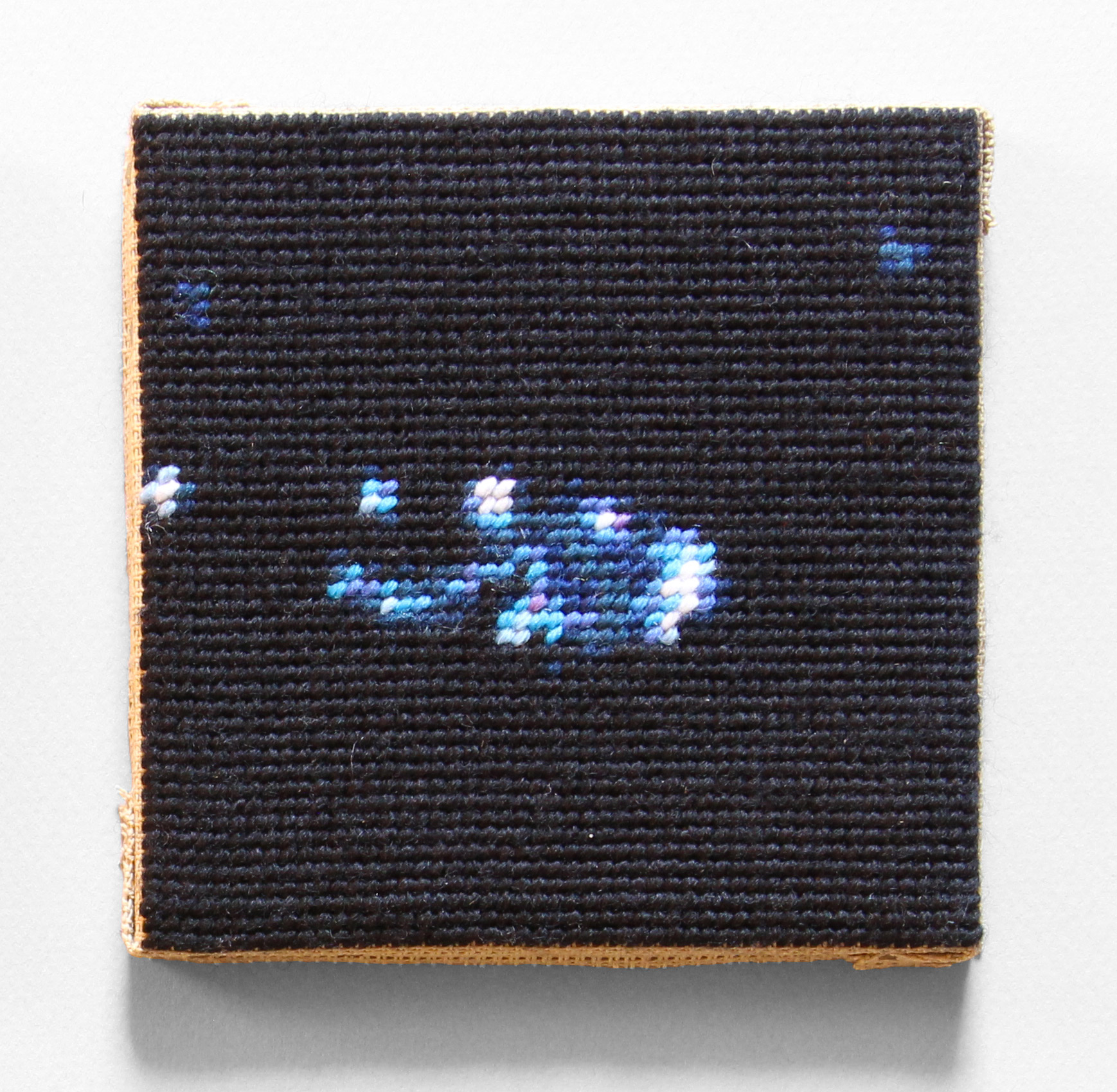  / Tapisserie à l’aiguille au petit point représentant une galaxie située dans le *Champ profond de Hubble*. Œuvre de l’artiste Marine Beaufils.